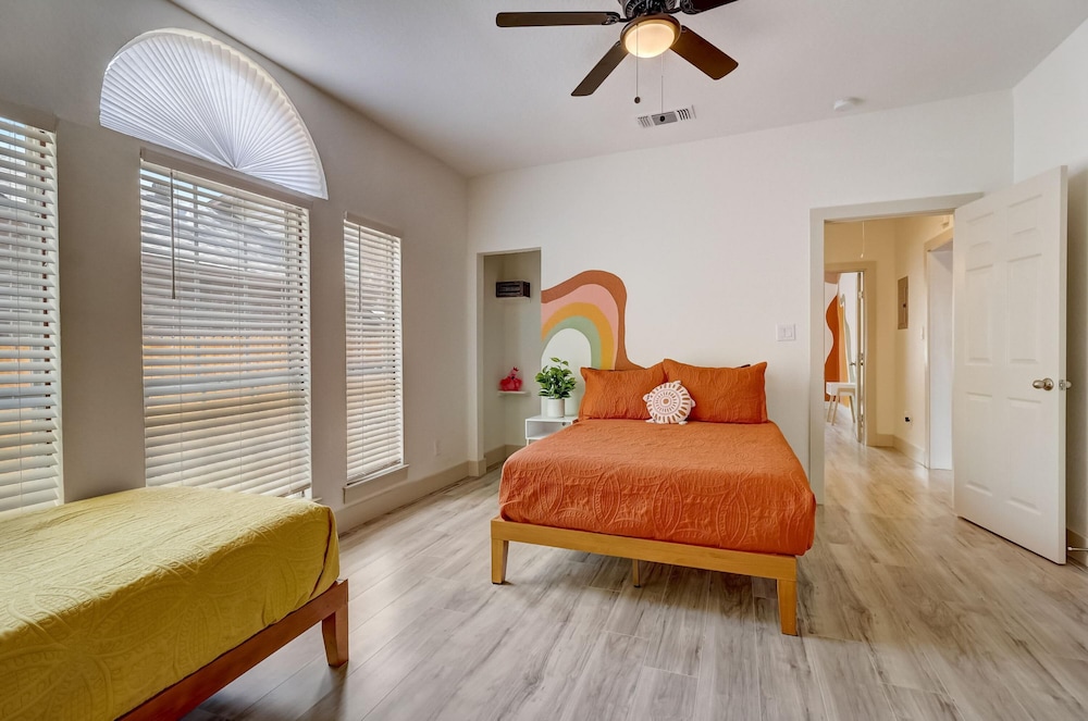 The Retro Retreat Close to Downtown Fort Sam - photo 13