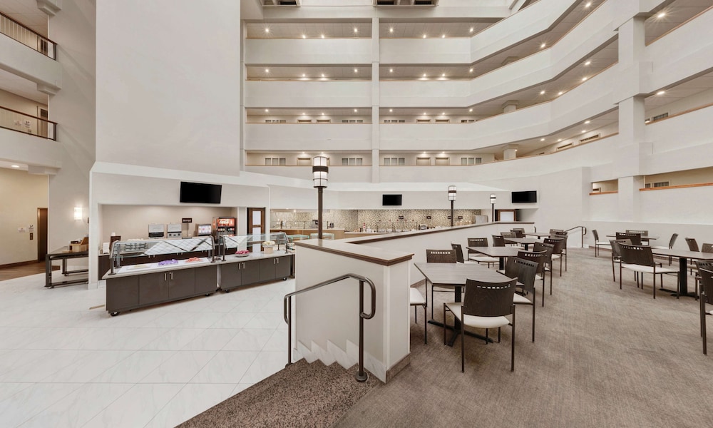 Embassy Suites by Hilton Milwaukee Brookfield - photo 45