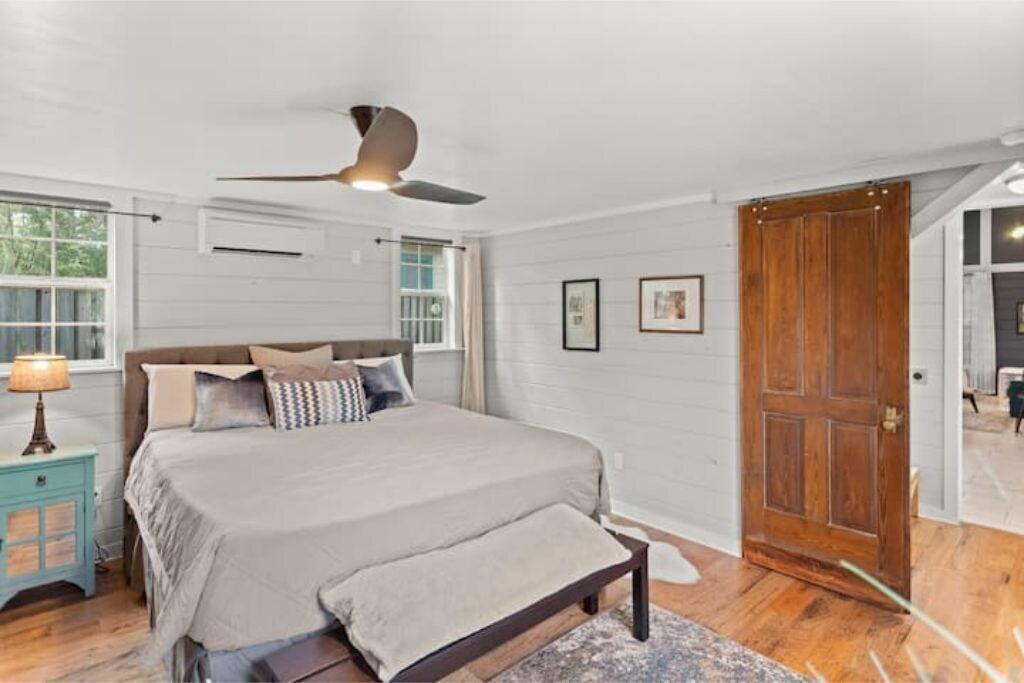 Tiny Victorian Built On Tv Show 2br 1 Ba — Gainesville