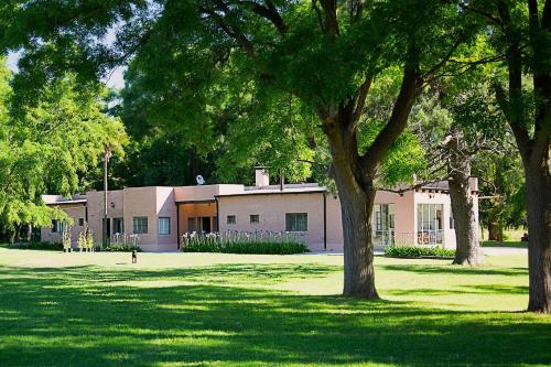 Yerba buena Alojamiento rural Casa principal — 4-Star Luxury Hotel in Azul, Argentina