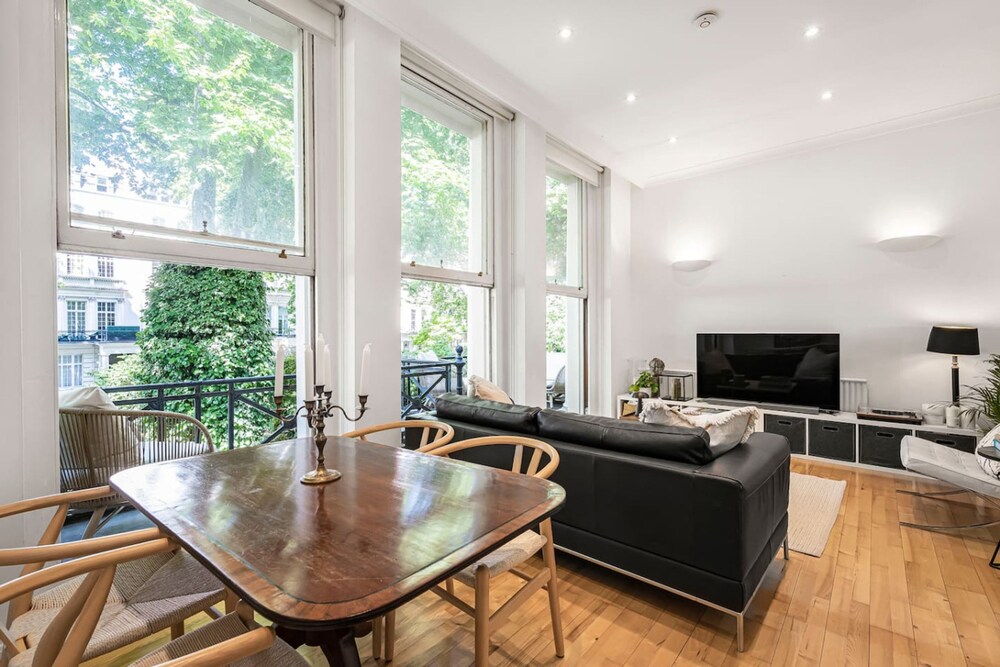 Beautiful 2 Bed Apartment in Knightsbridge Next to Hyde Park & Harrods — 4-Star Luxury Hotel in London, United Kingdom