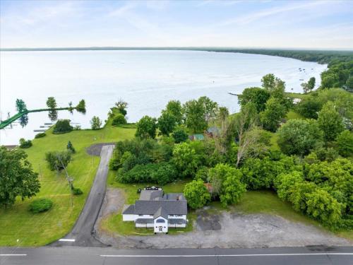 Whitewater The Genoa on Oneida Lake Sleeps 8 — hotel in Canastota
