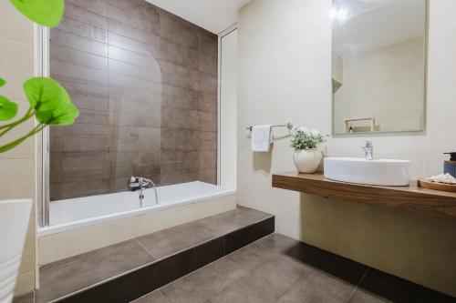 Family duplex apartment w shared pool by Homely — 4-Star Luxury Hotel in Mellieha, Malta