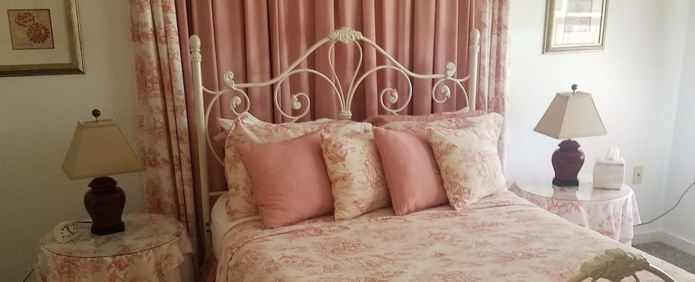 Camelot Restaurant & Inn - photo 19