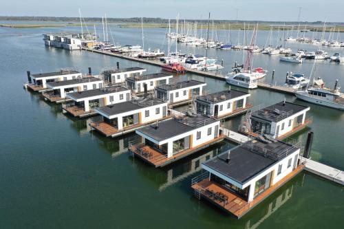 Schwimmende Häuser Im Baltic Sea Resort — hotel in Kroeslin