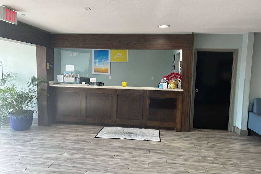 Days Inn by Wyndham Panama City Callaway - photo 2