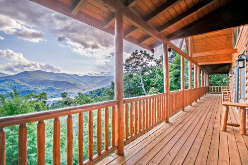 Spacious 4BR w Amazing Views in Waynesville, United States