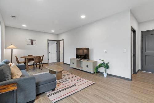 CozySuites Mass with parking lounge & roof deck #31 — 4-Star Luxury Hotel in Indianapolis, United States