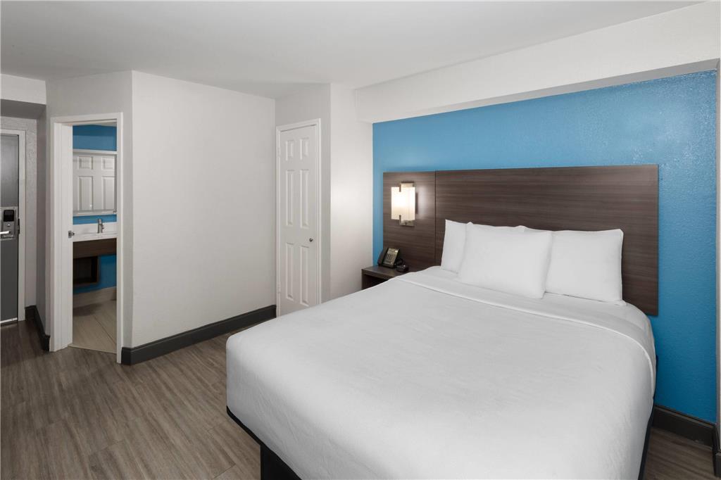 La Quinta Inn & Suites by Wyndham Houston Stafford Sugarland - photo 11