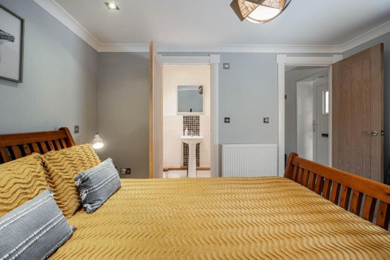 Daisy Cottage Two bed country retreat with hot tub — 4-Star Luxury Hotel in Turriff, United Kingdom