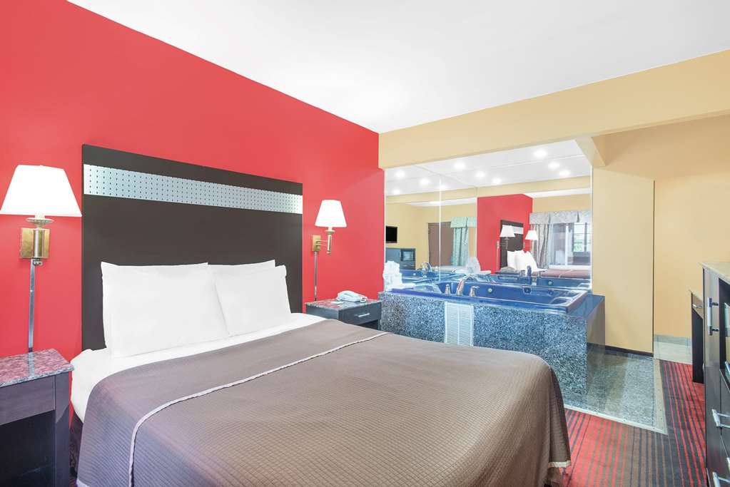Howard Johnson by Wyndham North Bergen - photo 12