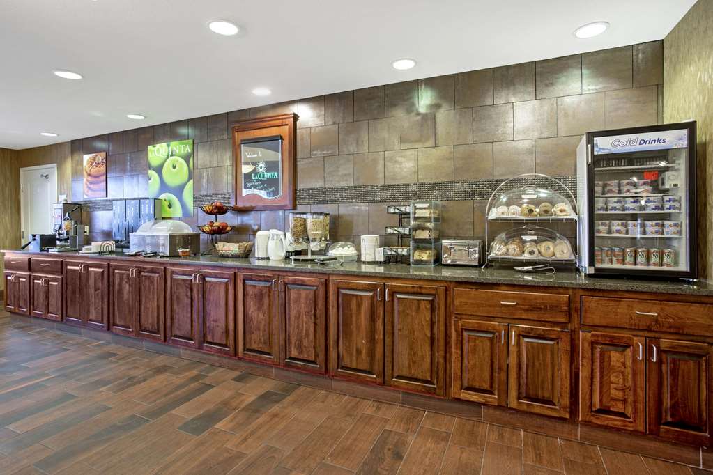 La Quinta Inn & Suites by Wyndham Dickinson - photo 34