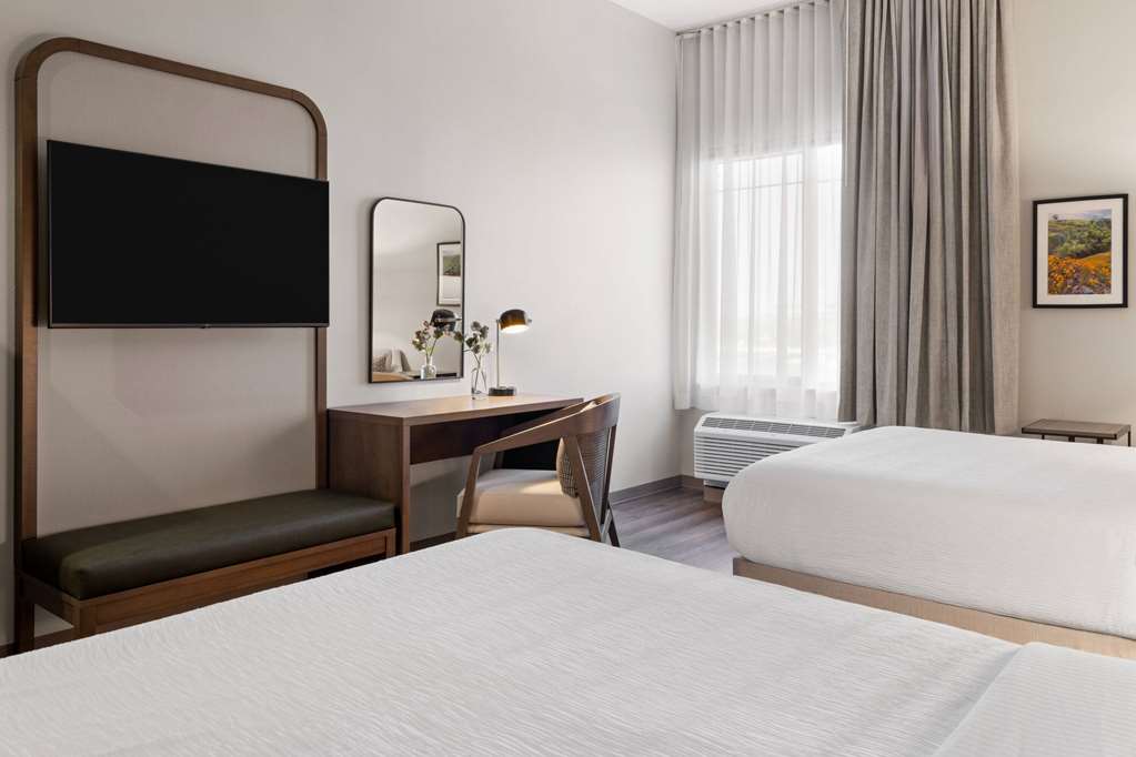La Quinta Inn and Suites by Wyndham Lincoln - photo 13