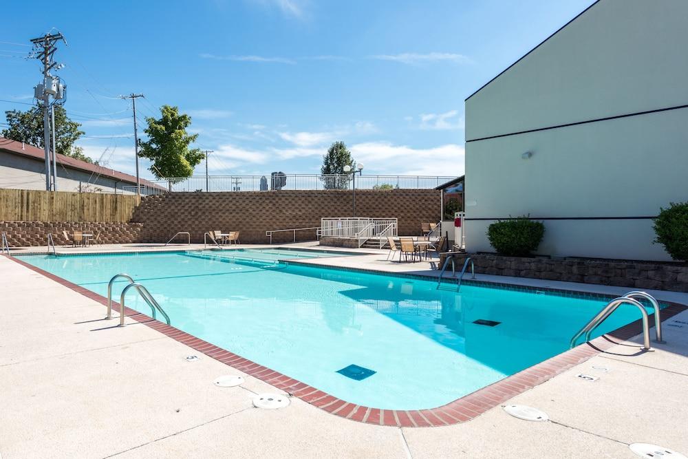 Howard Johnson Hotel - photo 5