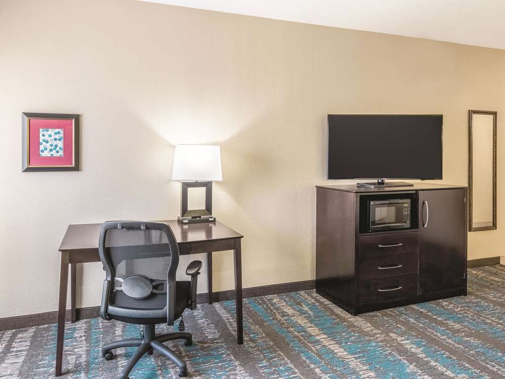 La Quinta Inn & Suites by Wyndham Dallas Grand Prairie South - photo 23