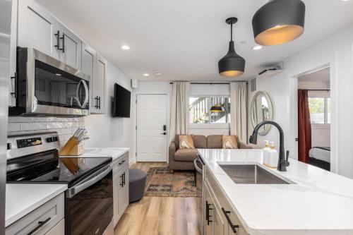 Bright Condo by Vanderbilt and Belmont 3 miles to Downtown — 4-Star Luxury Hotel in Nashville, United States