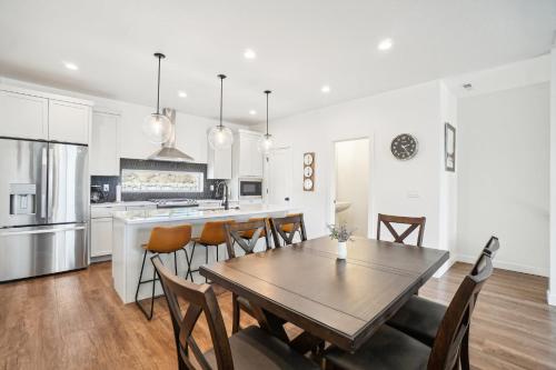 The Charleston by Crafty Casitas near Snowbasin 2 Kings and a Queen — 4-Star Luxury Hotel in Mountain Green, United States