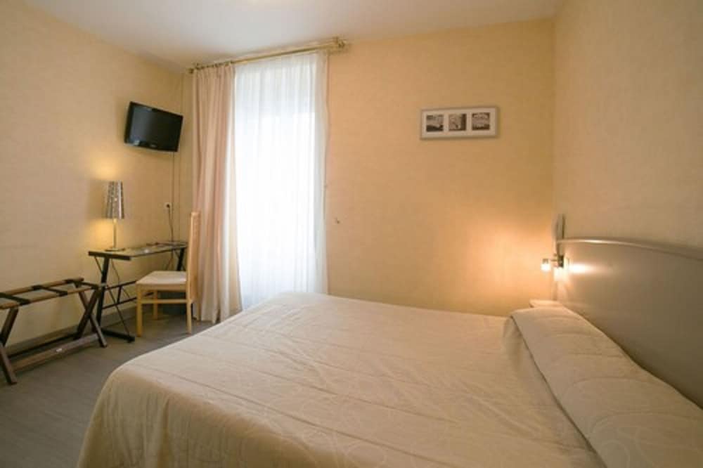 Hôtel Beau Rivage Restaurant L’Eveil des Sens in Le Vivier-Sur-Mer, France