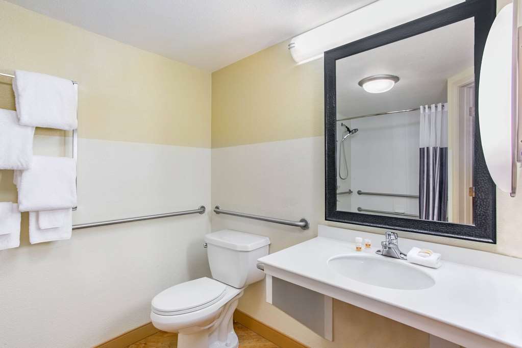 La Quinta Inn & Suites by Wyndham Raleigh Durham Southpoint - photo 18