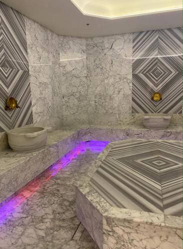 Onyx Palace DeLux