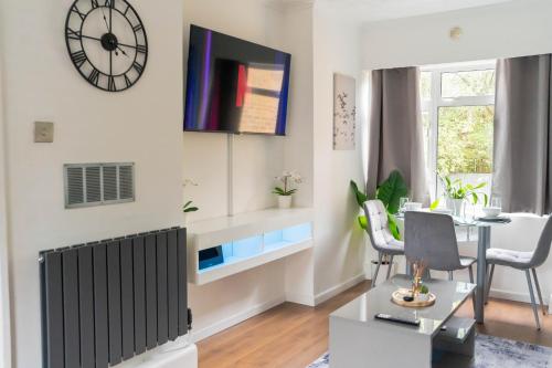 Modern 1 bed apartment in Greenwich WIFI NETFLIX and stations nearby — 4-Star Luxury Hotel in London, United Kingdom