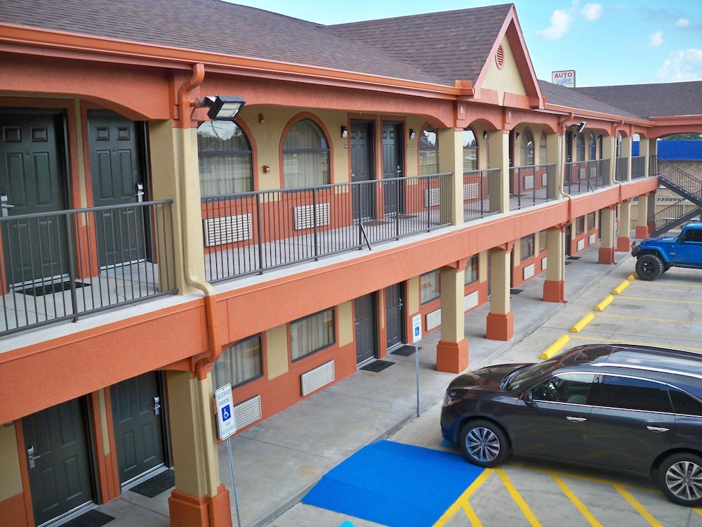 Scottish Inn & Suites - photo 61