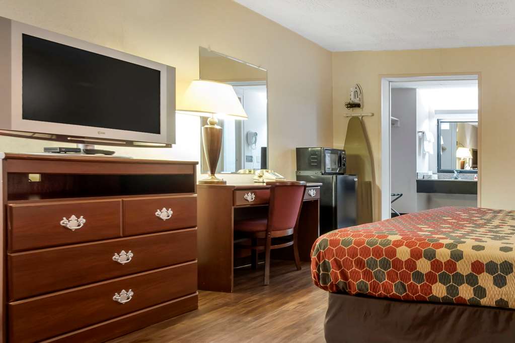 Econo Lodge Cortland Downtown - photo 15