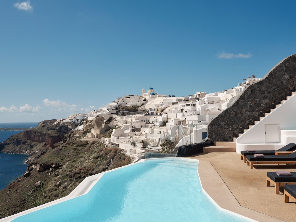 Olvos Luxury Suites in Oia, Greece
