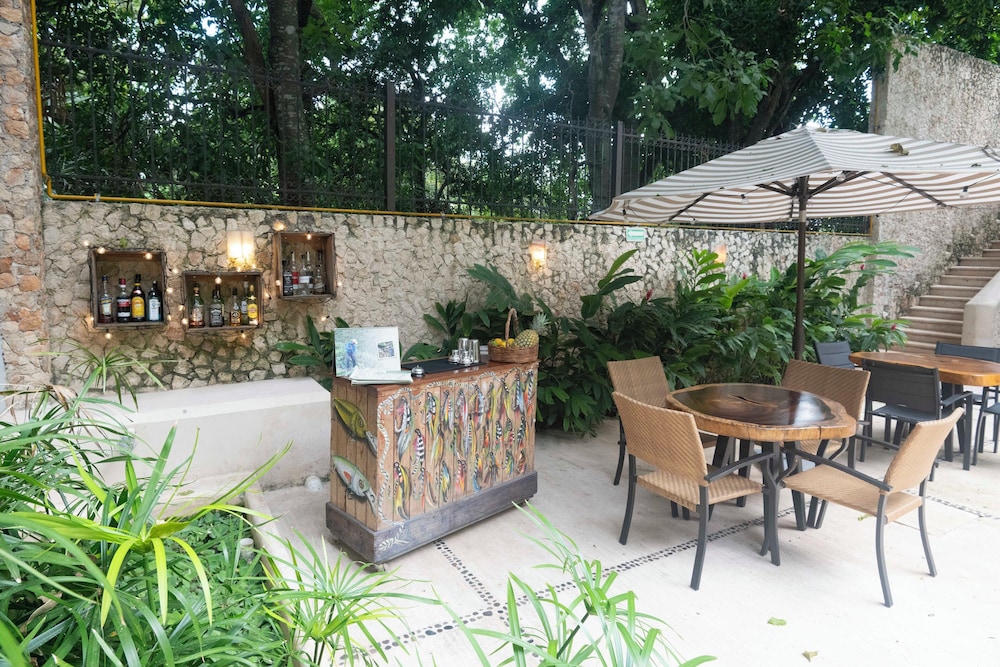 Poolside bar