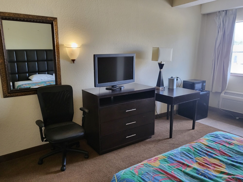 Metro Inn & Suites - photo 7
