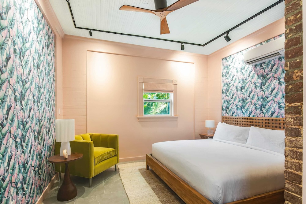 The Grand Maloney Hotel - photo 10