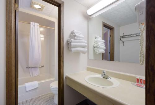 Econo Lodge Inn & Suites Escanaba North - photo 36