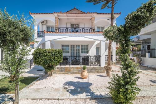 Villa Merlis — 4-Star Luxury Hotel in Alimos, Greece