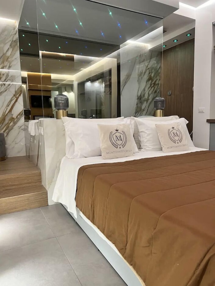 Suite Elegant — 4-Star Luxury Hotel in Naples, Italy