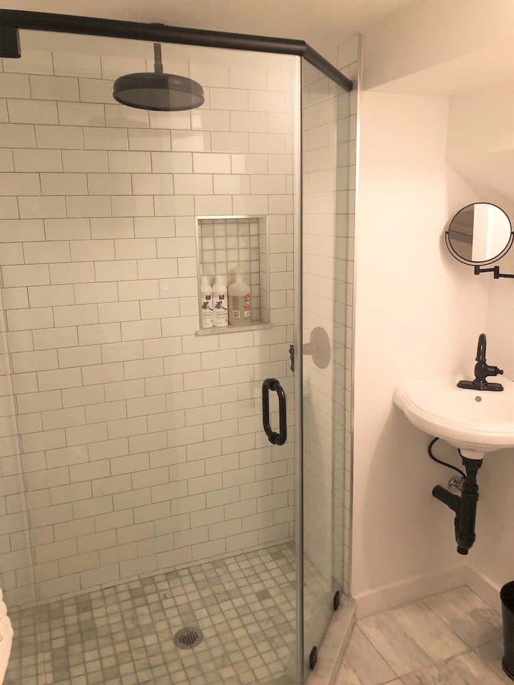 Sea Street Inn - photo 33
