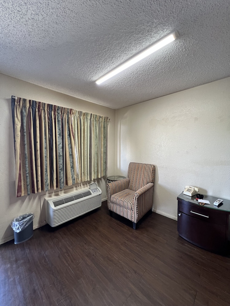 Great Western Inn & Suites - photo 8