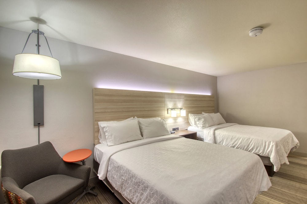 Holiday Inn Express Hotel & Suites Milwaukee Airport by IHG - photo 33