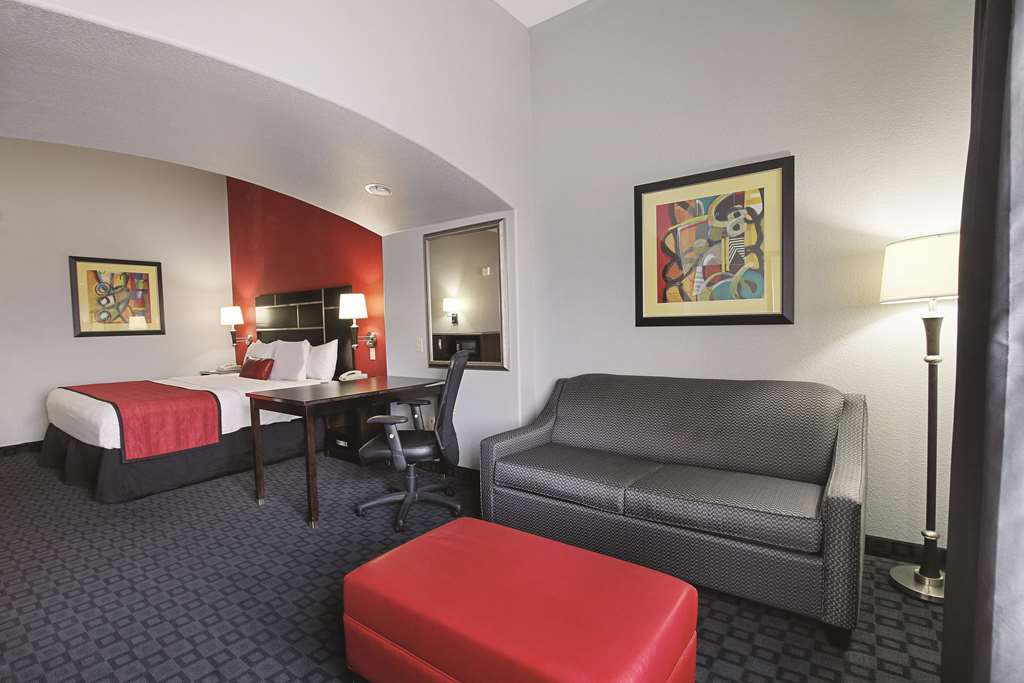 La Quinta Inn & Suites by Wyndham Dallas Hutchins - photo 20