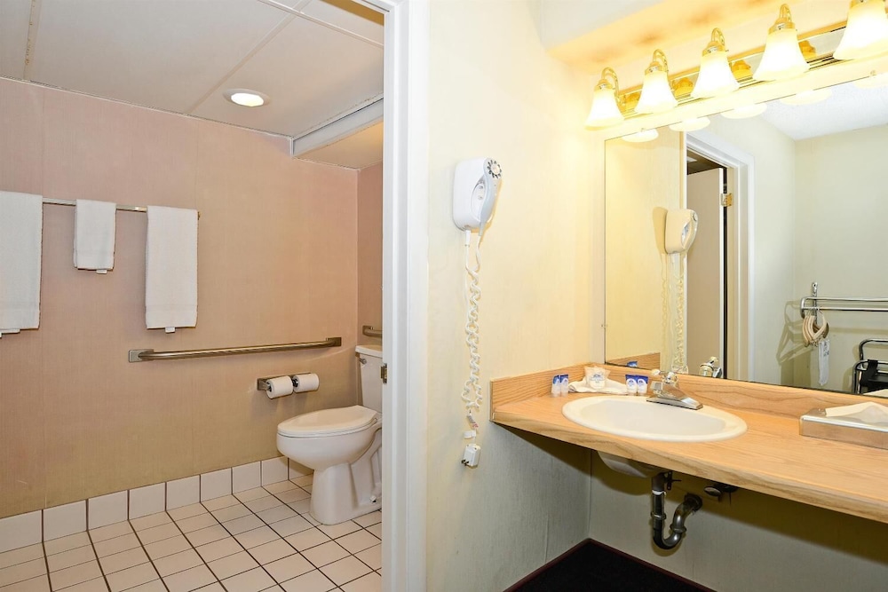 Howard Johnson by Wyndham Benton Harbor St. Joseph - photo 13