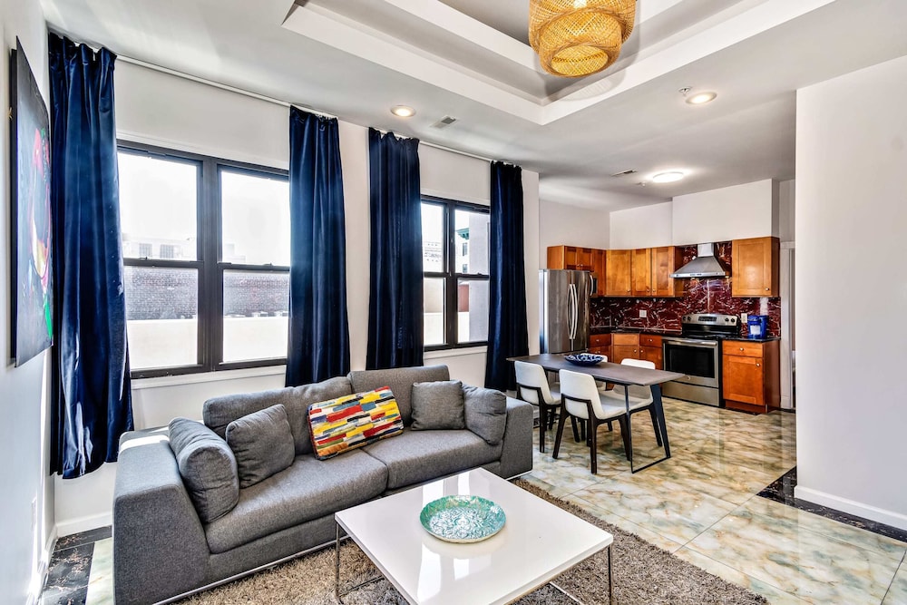 Retreat in a Stylish 2BD Apartment in the Heart of the City — 4-Star Luxury Hotel in Philadelphia, United States
