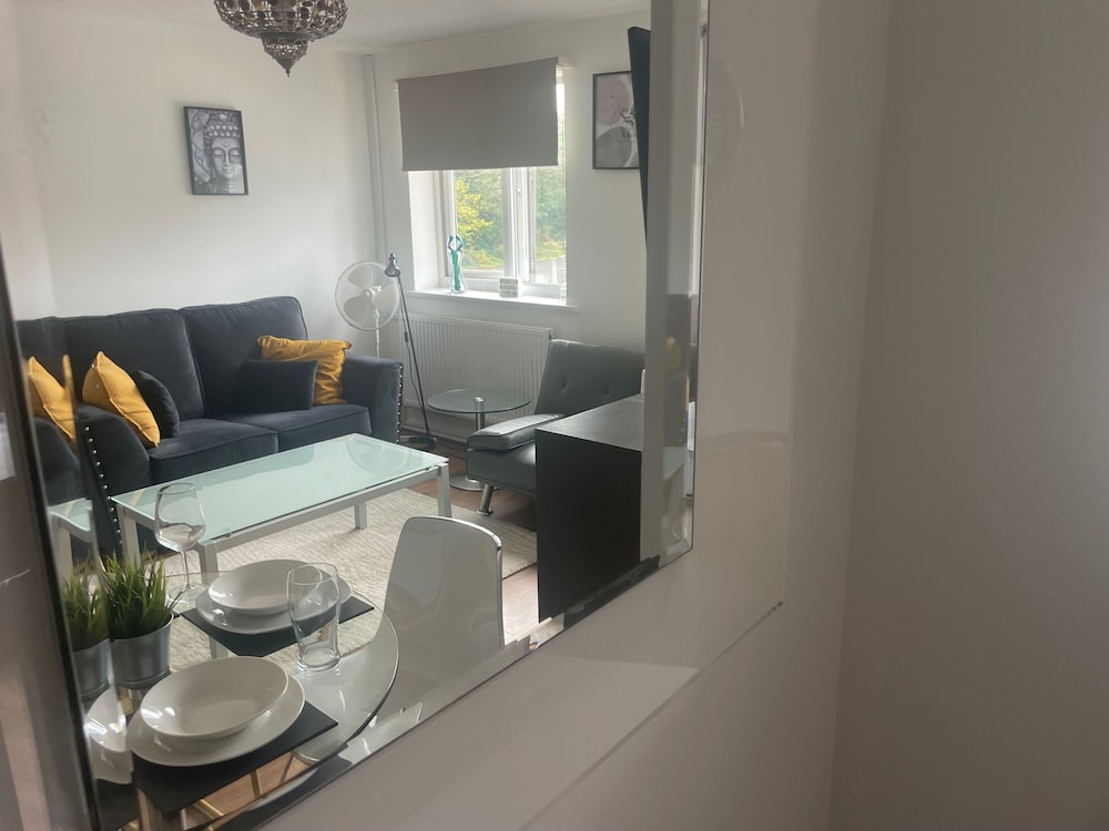 Apartment Sleeps 4 And On Site Parking 22269218 — Oldbury