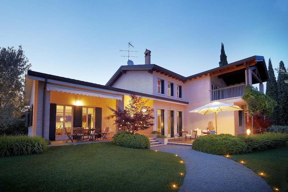 Villa Archi B&B — 4-Star Luxury Hotel in San Pietro In Cariano, Italy