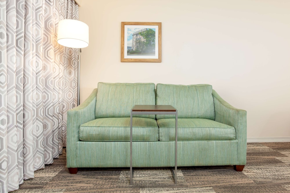 Hampton Inn & Suites Niles Warren - photo 22