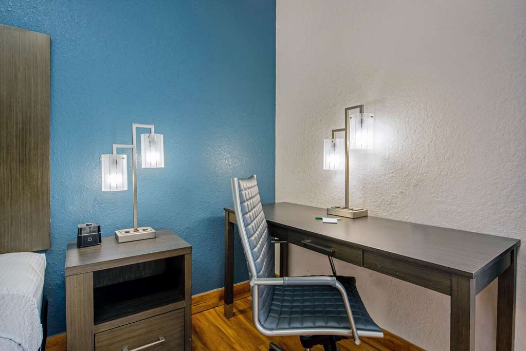 La Quinta Inn & Suites by Wyndham Kingwood Houston IAH Airpt - photo 18