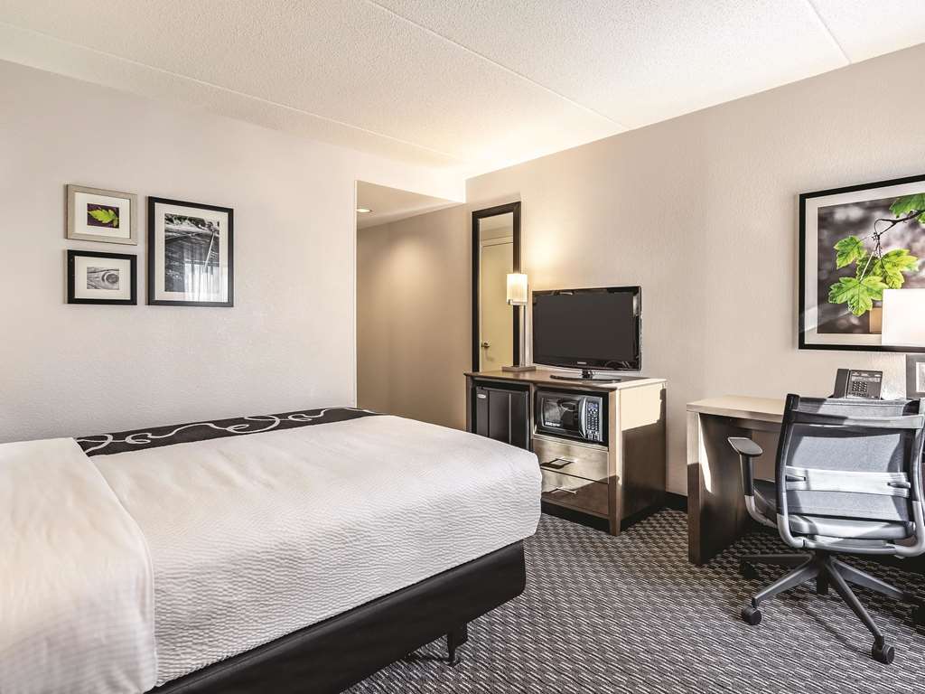 La Quinta Inn & Suites by Wyndham Columbia Fort Meade - photo 30