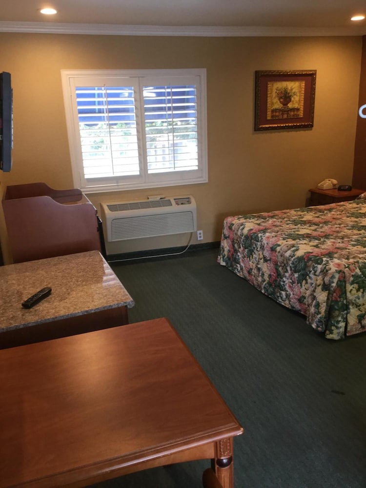 Beverly Inn - photo 24