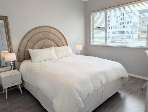 City comfort stylish Apartment with Balcony Views