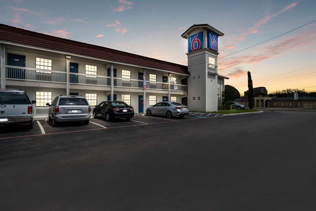 Motel 6 Dallas TX Market Center - photo 2