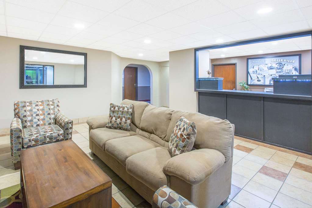 Super 8 by Wyndham Belleville - photo 3