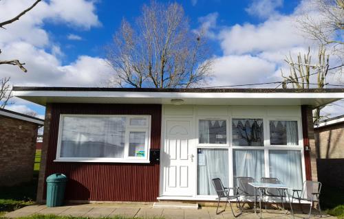‘Sunnyside’ Chalet walk to the beach & close to Norfolk broads pet friendly